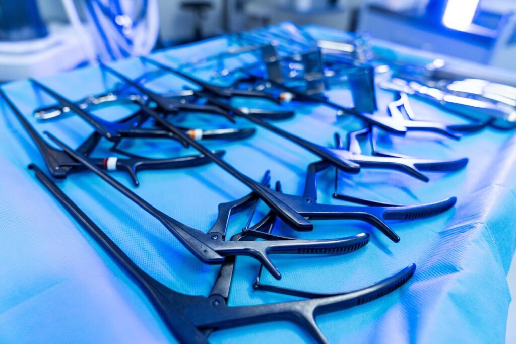 W ostatnich latach technologia znacząco wpłynęła na wiele dziedzin naszego życia, a jednym z najbardziej spektakularnych jej osiągnięć jest rewolucja w chirurgii