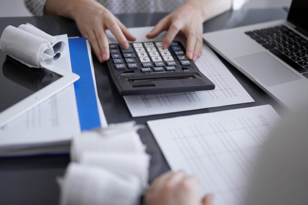 Ubezpieczenie OC stanowi istotny element tego procesu, zapewniający finansową ochronę przed nieprzewidzianymi sytuacjami oraz budujący zaufanie klientów do profesjonalizmu usług księgowych