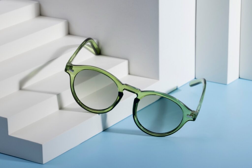 W świecie mody okularów, Ray-Ban od dziesięcioleci stanowi synonim klasyki i stylu